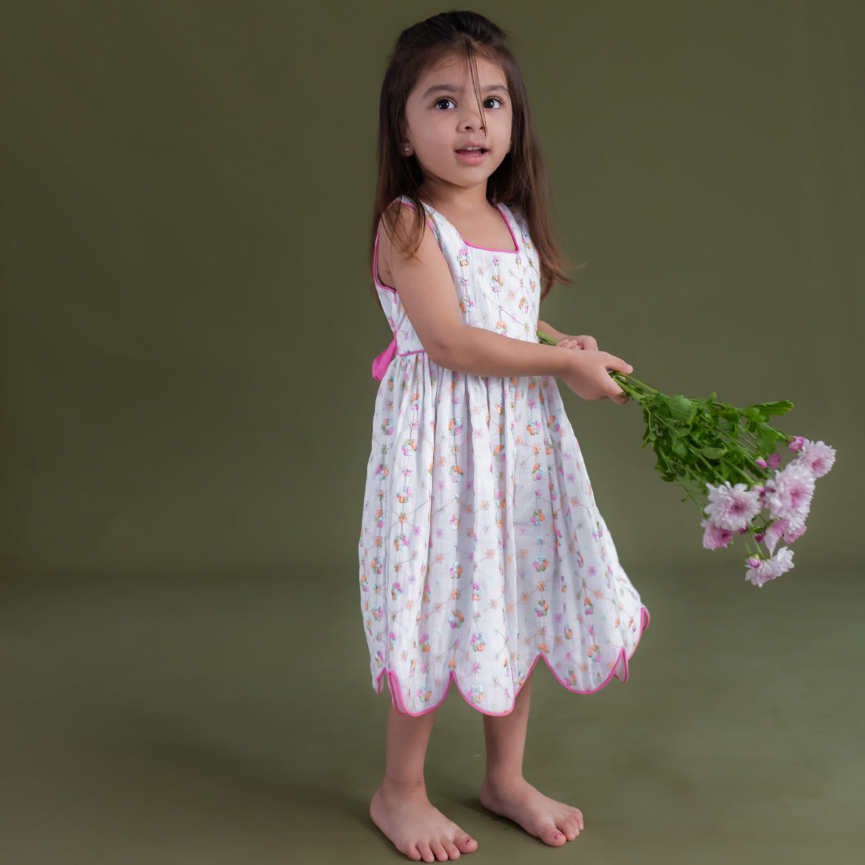 sideview of the hakoba pink scallop hem dress